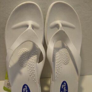 OKABASHI Women's Splash Flip Flops – Sandals white New with Tags